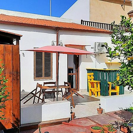 B&B Il Cortile Del Sole Олмедо Екстериор снимка
