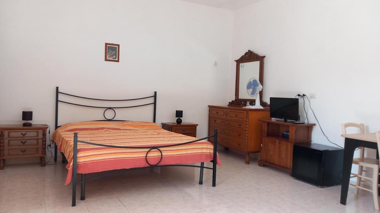 B&B Il Cortile Del Sole Олмедо Екстериор снимка