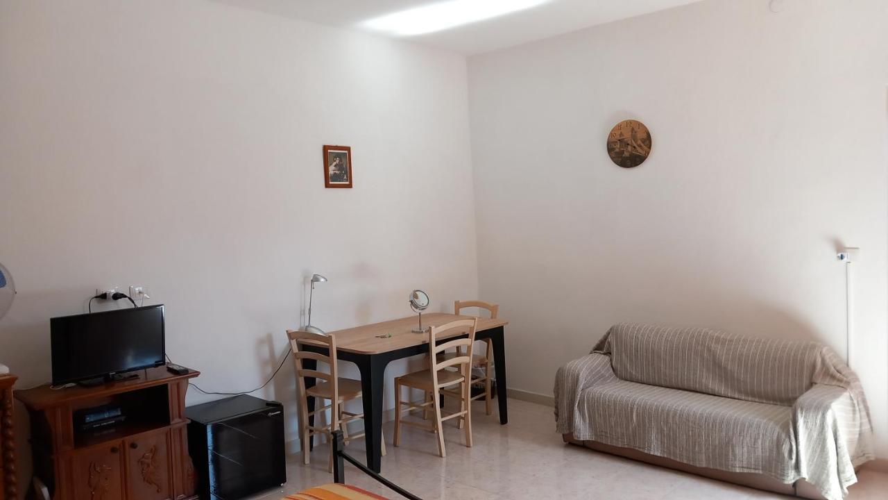 B&B Il Cortile Del Sole Олмедо Екстериор снимка
